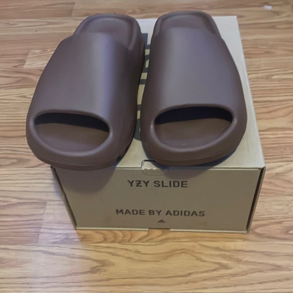 Yeezy Slides flax 100% authentic size 9